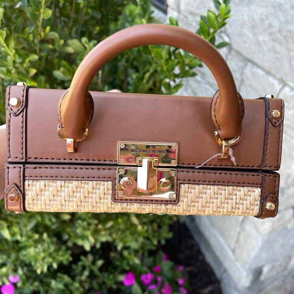 ππBrand New Michael Michael Kors
Island Escape Theodora Md Cross Body Bagππ - Picture 9 of 16